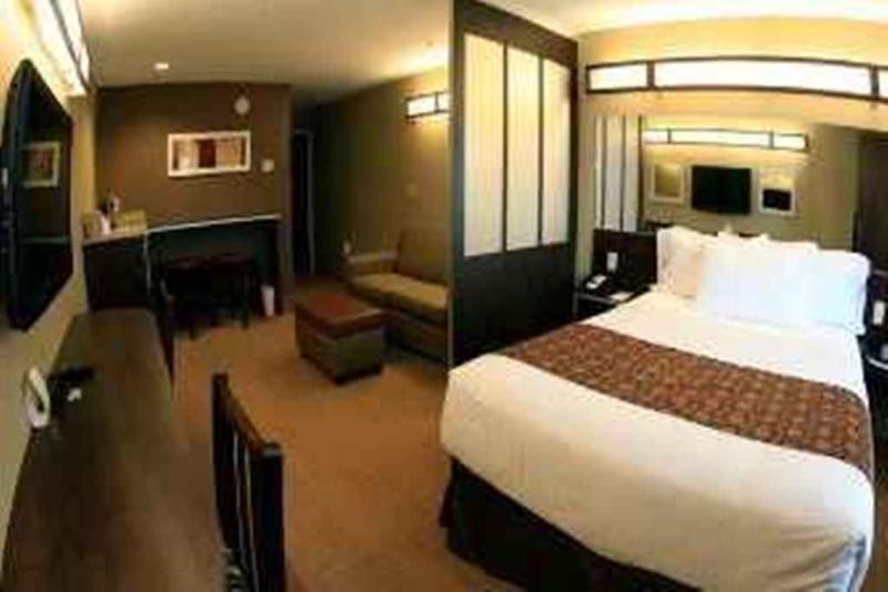 Microtel Inn & Suites By Wyndham Wheeling At The Highlands Triadelphia Exterior foto